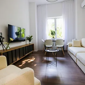 https://middlenest-central-apartment.hotels-in-tirana.com